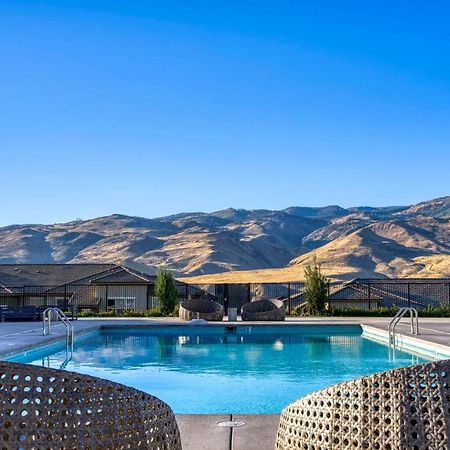 Appartamento Luxury Retreat - King Beds, Hot Tub, & Pool - Family & Remote Work Friendly Reno Esterno foto