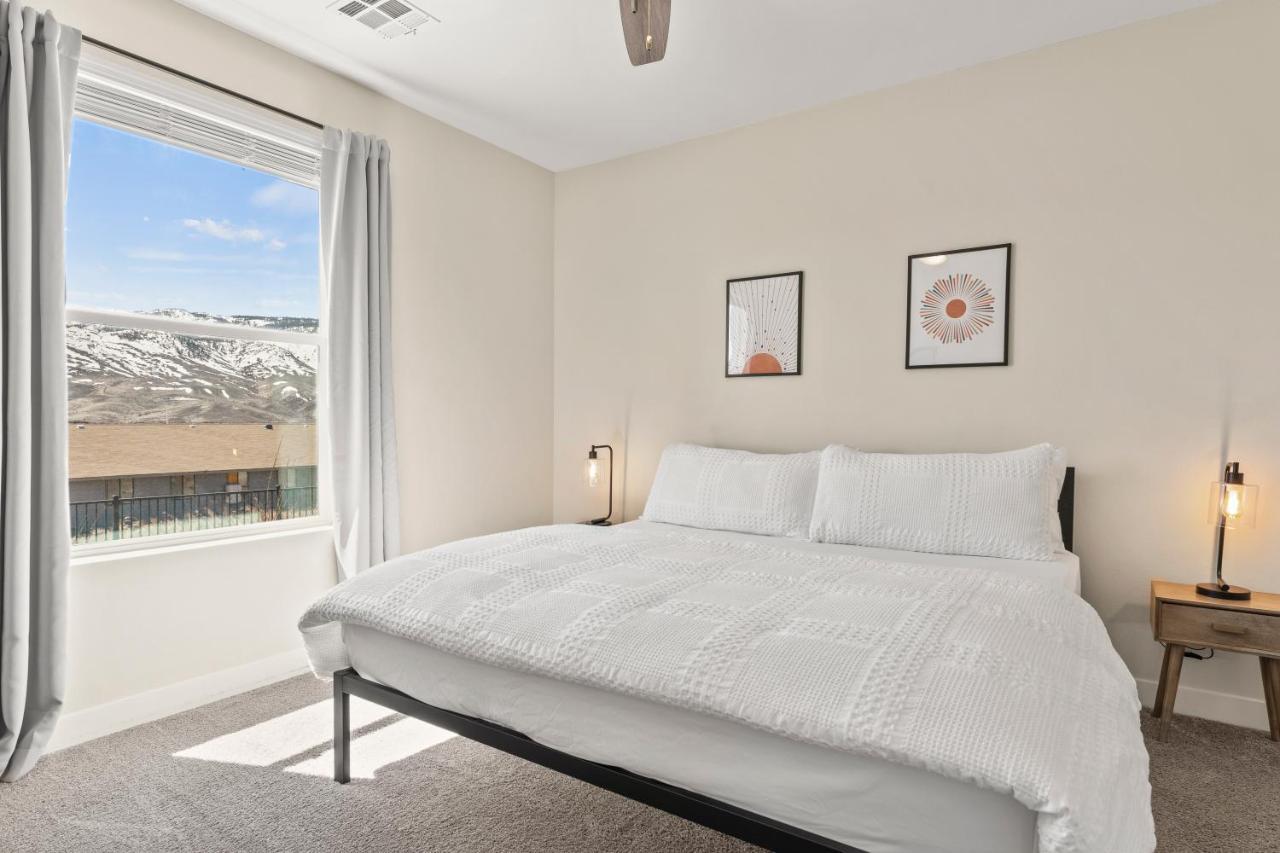 Appartamento Luxury Retreat - King Beds, Hot Tub, & Pool - Family & Remote Work Friendly Reno Esterno foto