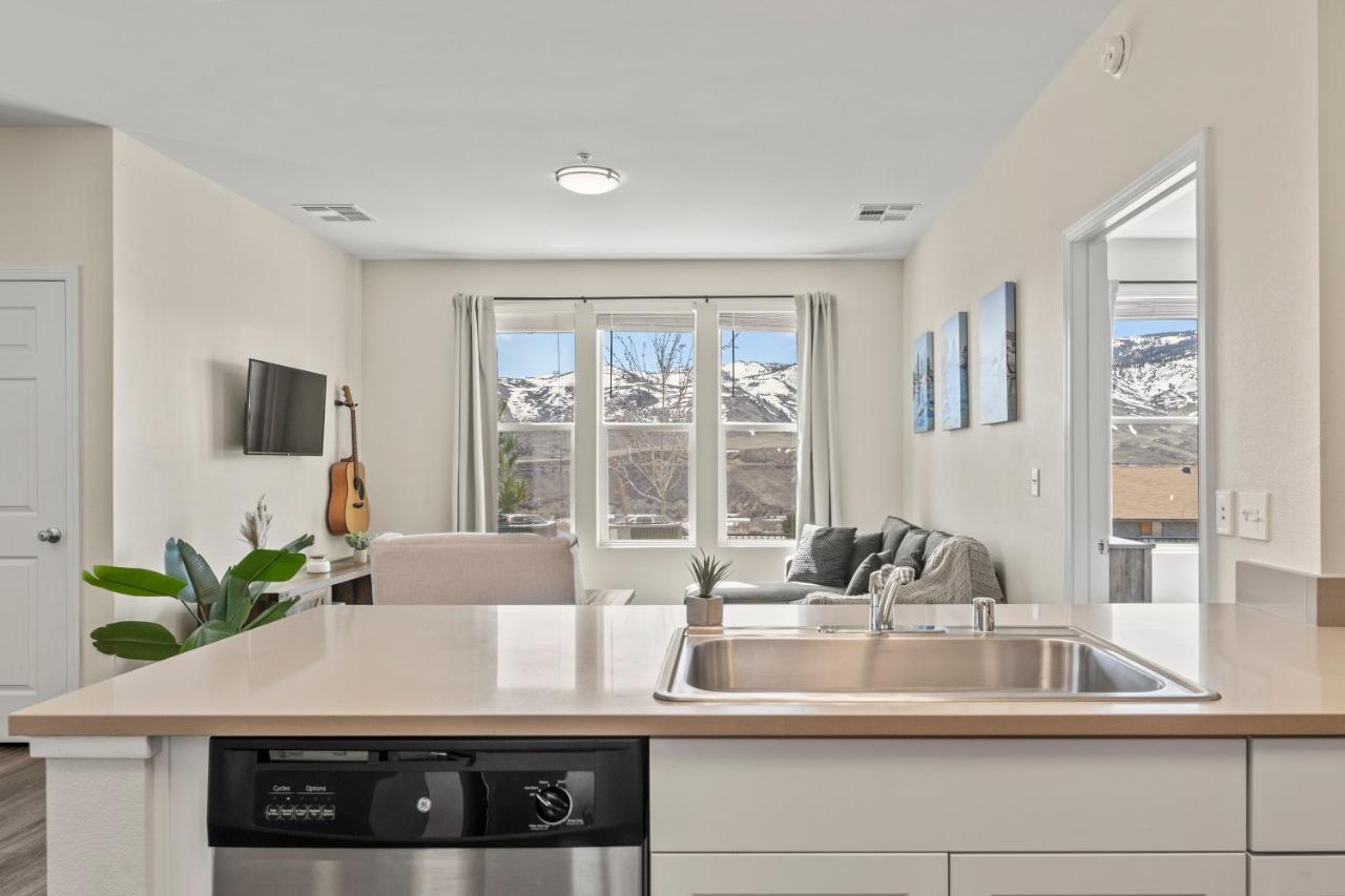 Appartamento Luxury Retreat - King Beds, Hot Tub, & Pool - Family & Remote Work Friendly Reno Esterno foto